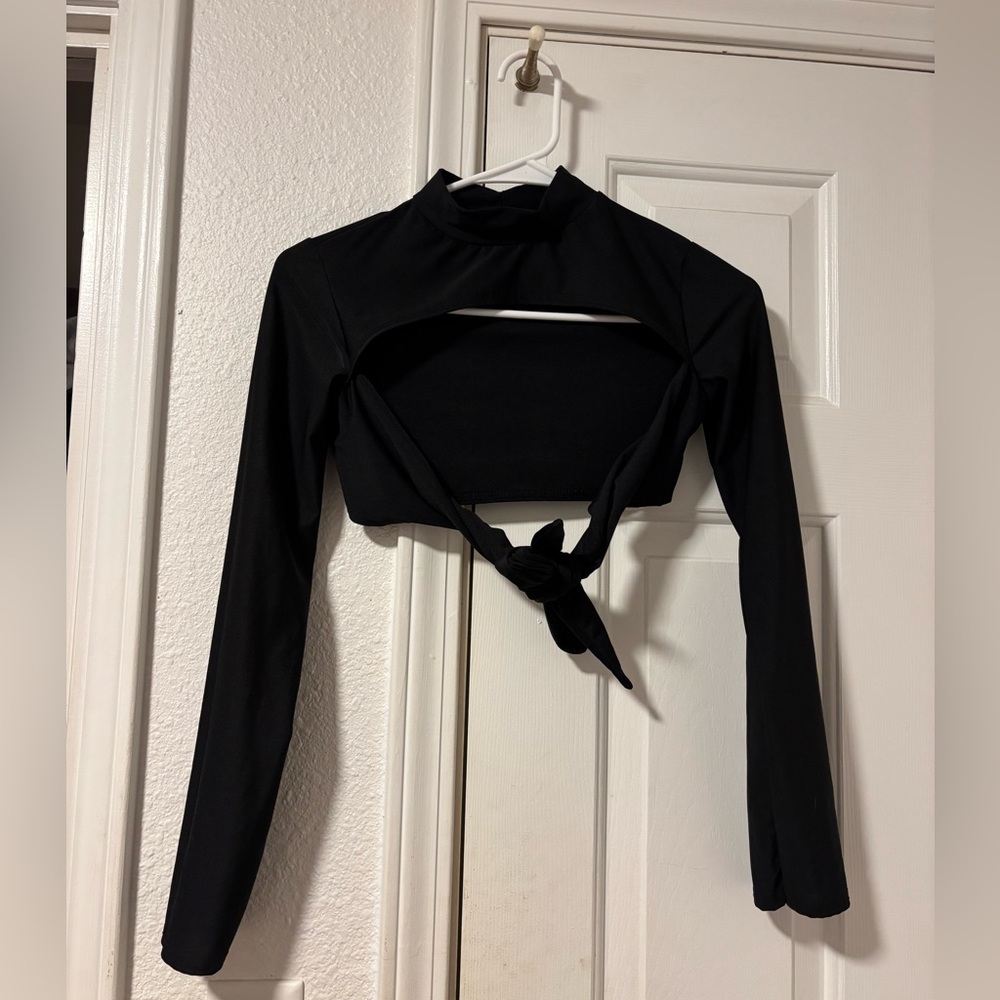 🚫SOLD🚫 PrettyLittleThing Black Tie-Front Crop Top